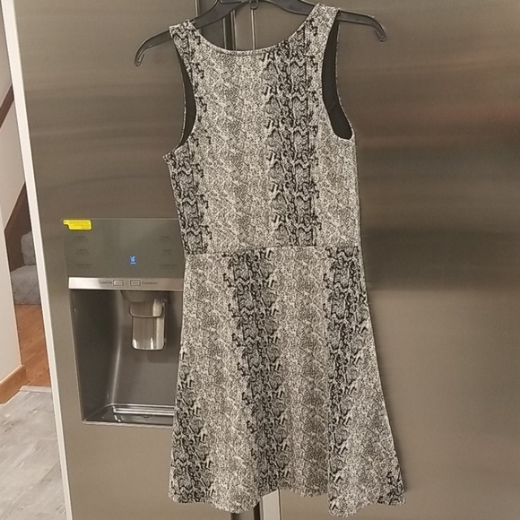 💕BB DAKOTA💕 Snake Skin Pattern Mini Dress - Picture 2 of 6